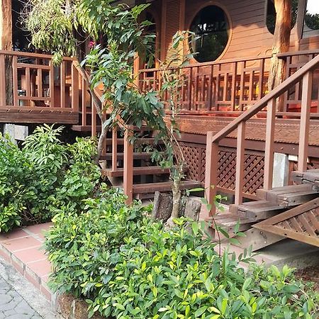 Ruean Mai Chai Khlong أمفاوا المظهر الخارجي الصورة