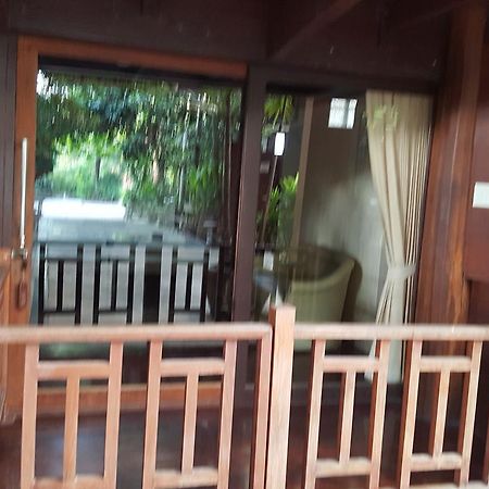 Ruean Mai Chai Khlong أمفاوا المظهر الخارجي الصورة