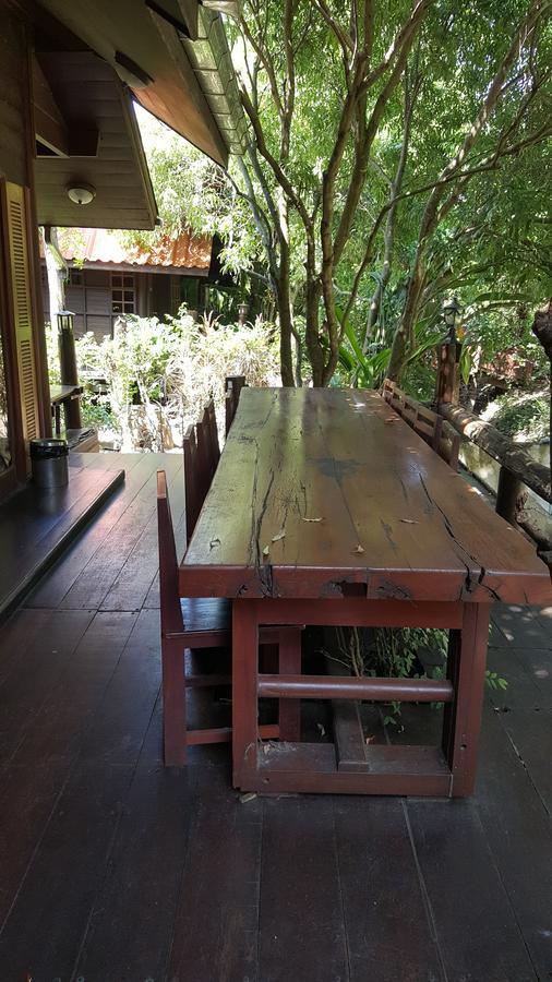 Ruean Mai Chai Khlong أمفاوا المظهر الخارجي الصورة
