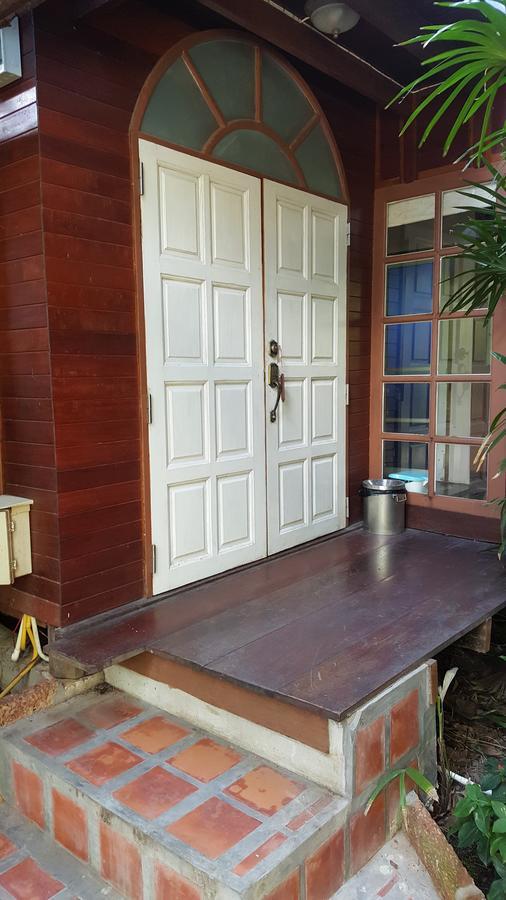 Ruean Mai Chai Khlong أمفاوا المظهر الخارجي الصورة