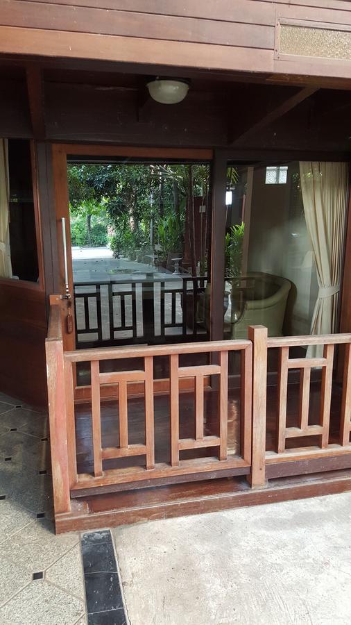 Ruean Mai Chai Khlong أمفاوا المظهر الخارجي الصورة