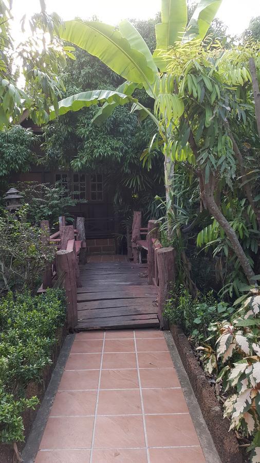 Ruean Mai Chai Khlong أمفاوا المظهر الخارجي الصورة