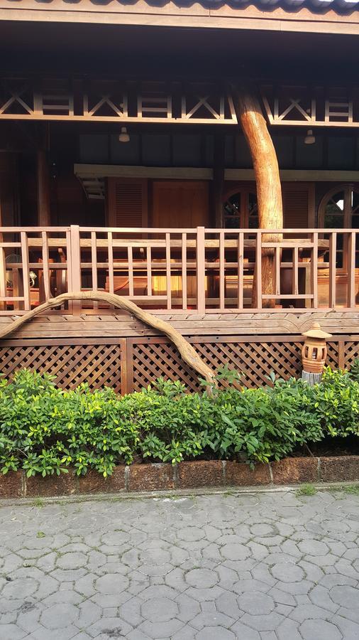 Ruean Mai Chai Khlong أمفاوا المظهر الخارجي الصورة