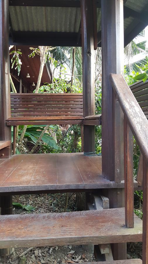Ruean Mai Chai Khlong أمفاوا المظهر الخارجي الصورة