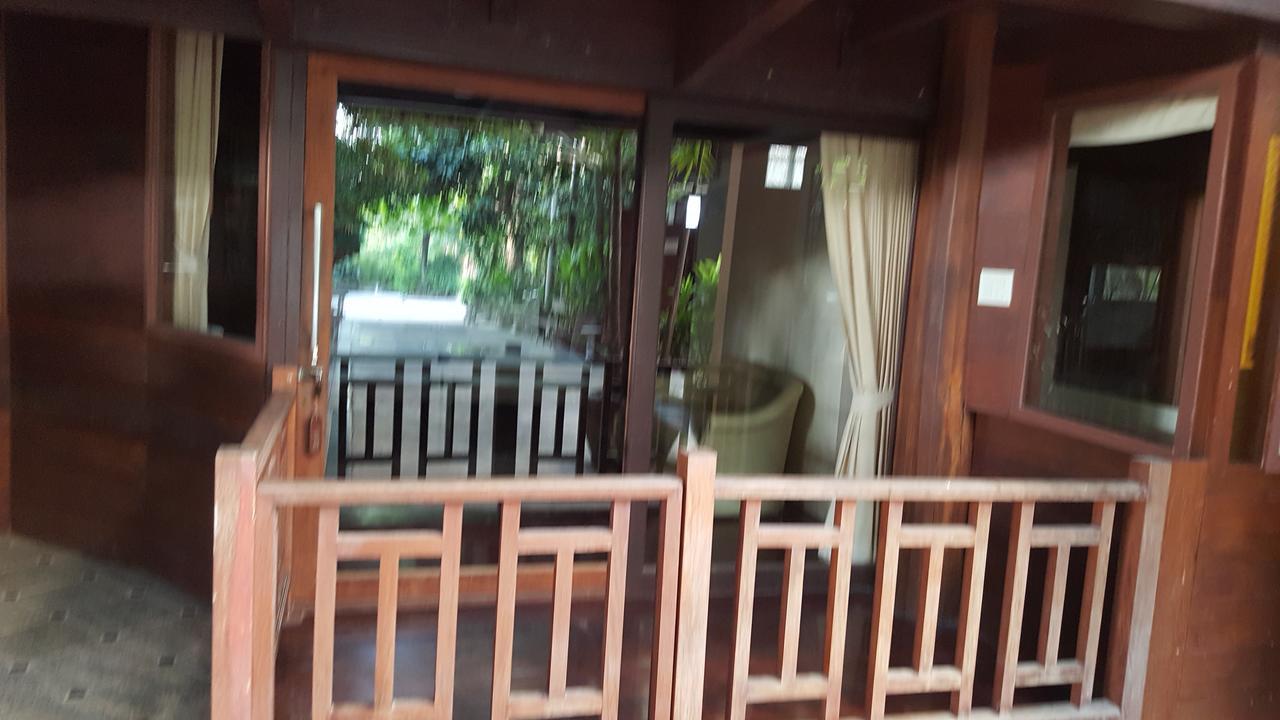 Ruean Mai Chai Khlong أمفاوا المظهر الخارجي الصورة