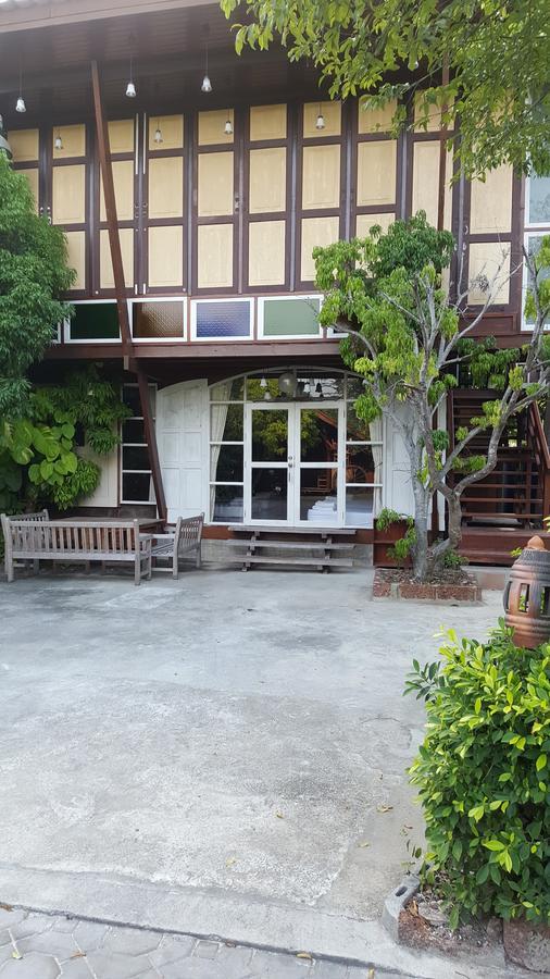 Ruean Mai Chai Khlong أمفاوا المظهر الخارجي الصورة