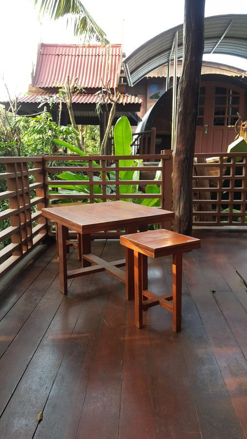 Ruean Mai Chai Khlong أمفاوا المظهر الخارجي الصورة