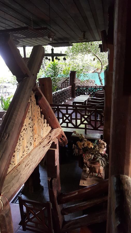 Ruean Mai Chai Khlong أمفاوا المظهر الخارجي الصورة