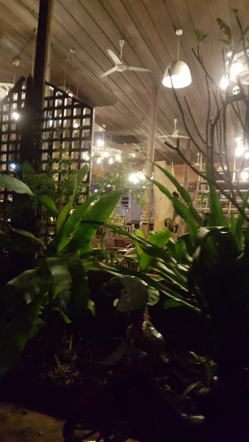 Ruean Mai Chai Khlong أمفاوا المظهر الخارجي الصورة