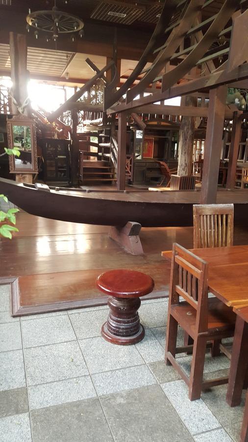 Ruean Mai Chai Khlong أمفاوا المظهر الخارجي الصورة
