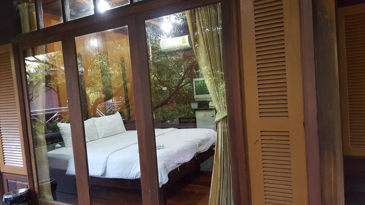 Ruean Mai Chai Khlong أمفاوا المظهر الخارجي الصورة