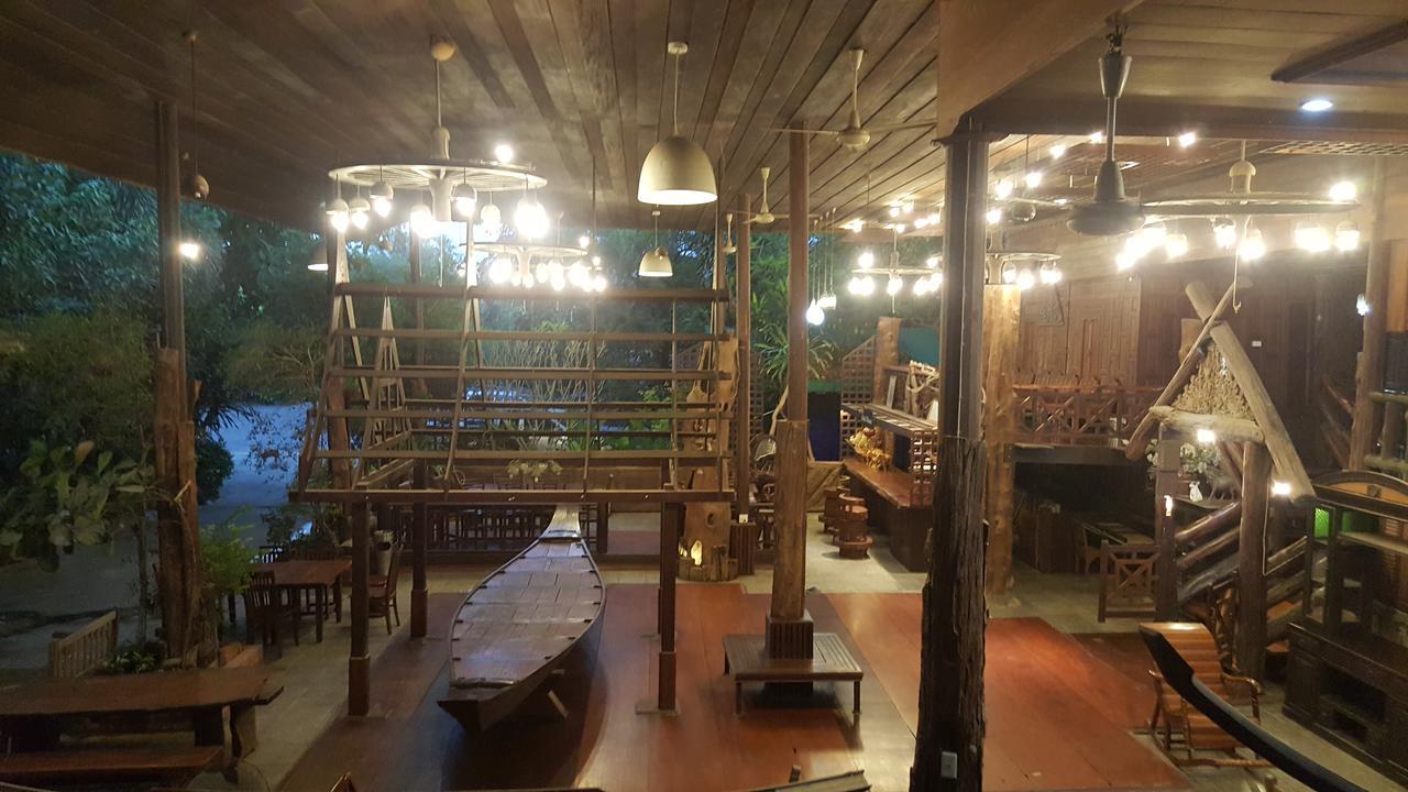 Ruean Mai Chai Khlong أمفاوا المظهر الخارجي الصورة
