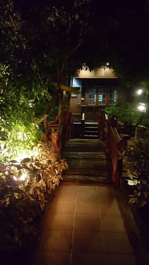 Ruean Mai Chai Khlong أمفاوا المظهر الخارجي الصورة