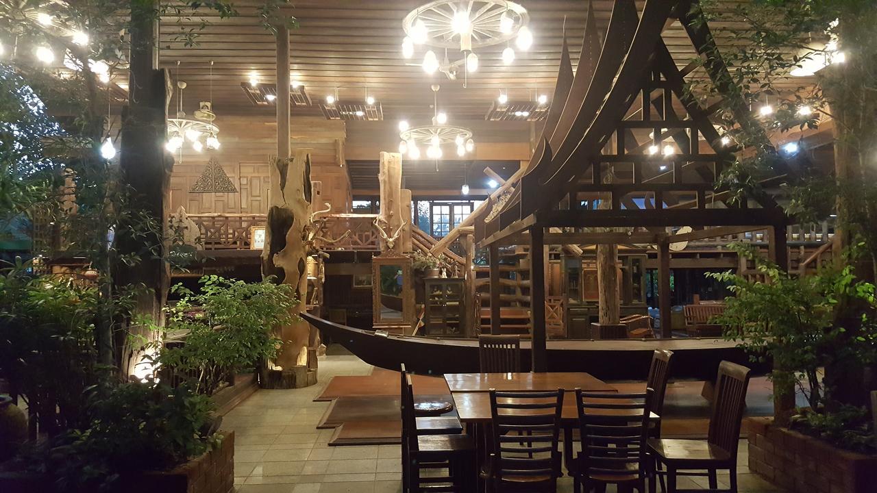 Ruean Mai Chai Khlong أمفاوا المظهر الخارجي الصورة